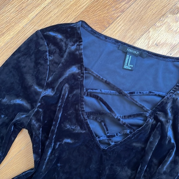 Black Crushed Velvet Criss Cross V-Neck Crop Top Size Medium - Picture 6 of 9